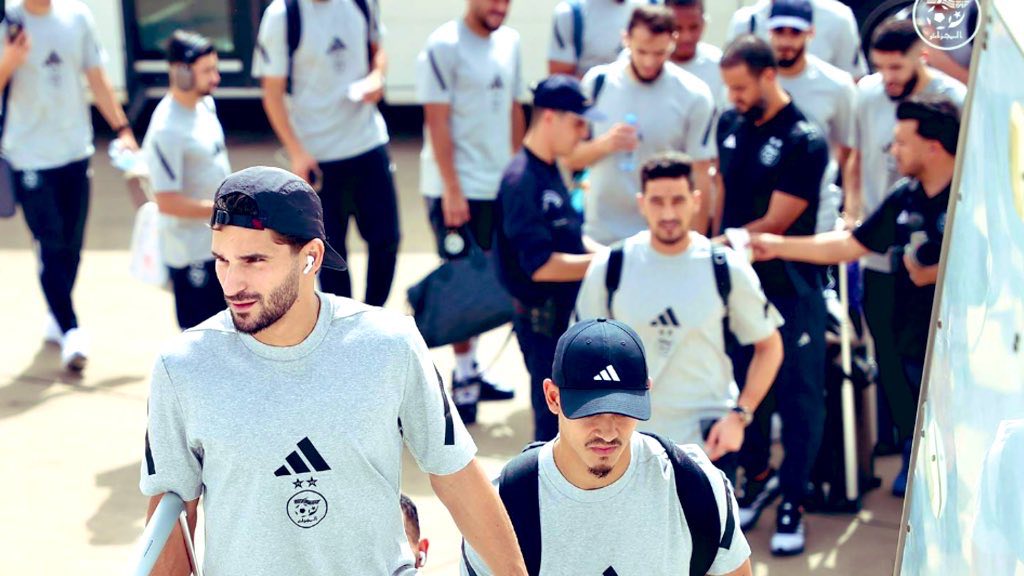 محاربو الصحراء يحطون رحالهم بالدار البيضاء تحضيراً لمواجهة غينيا الحاسمة